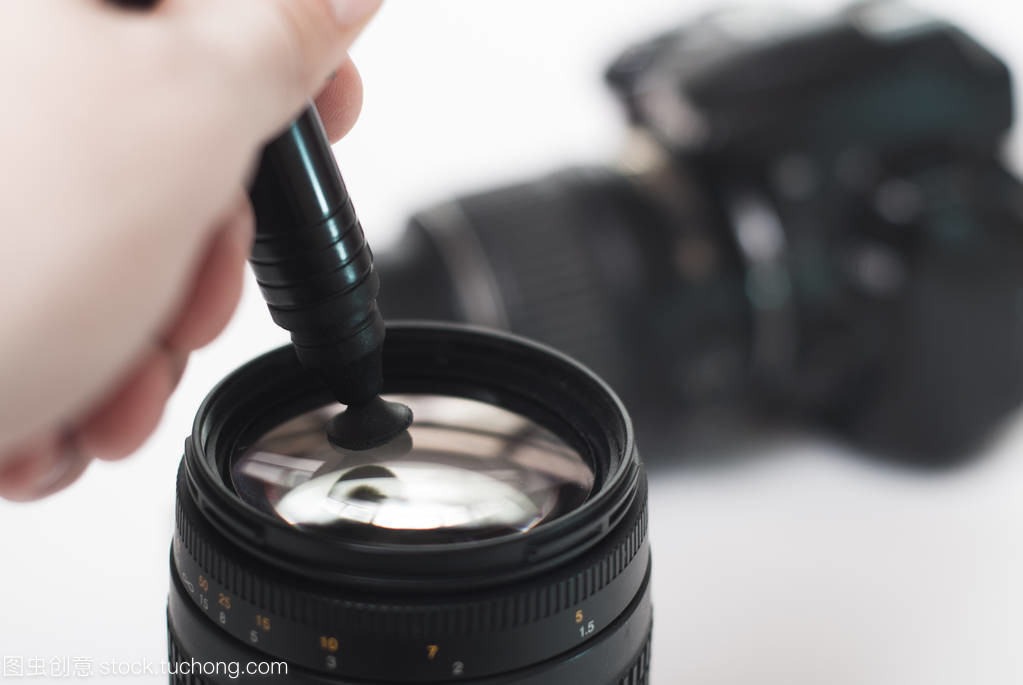 手擦拭透鏡 單反相機(jī)清潔的重要性與方法